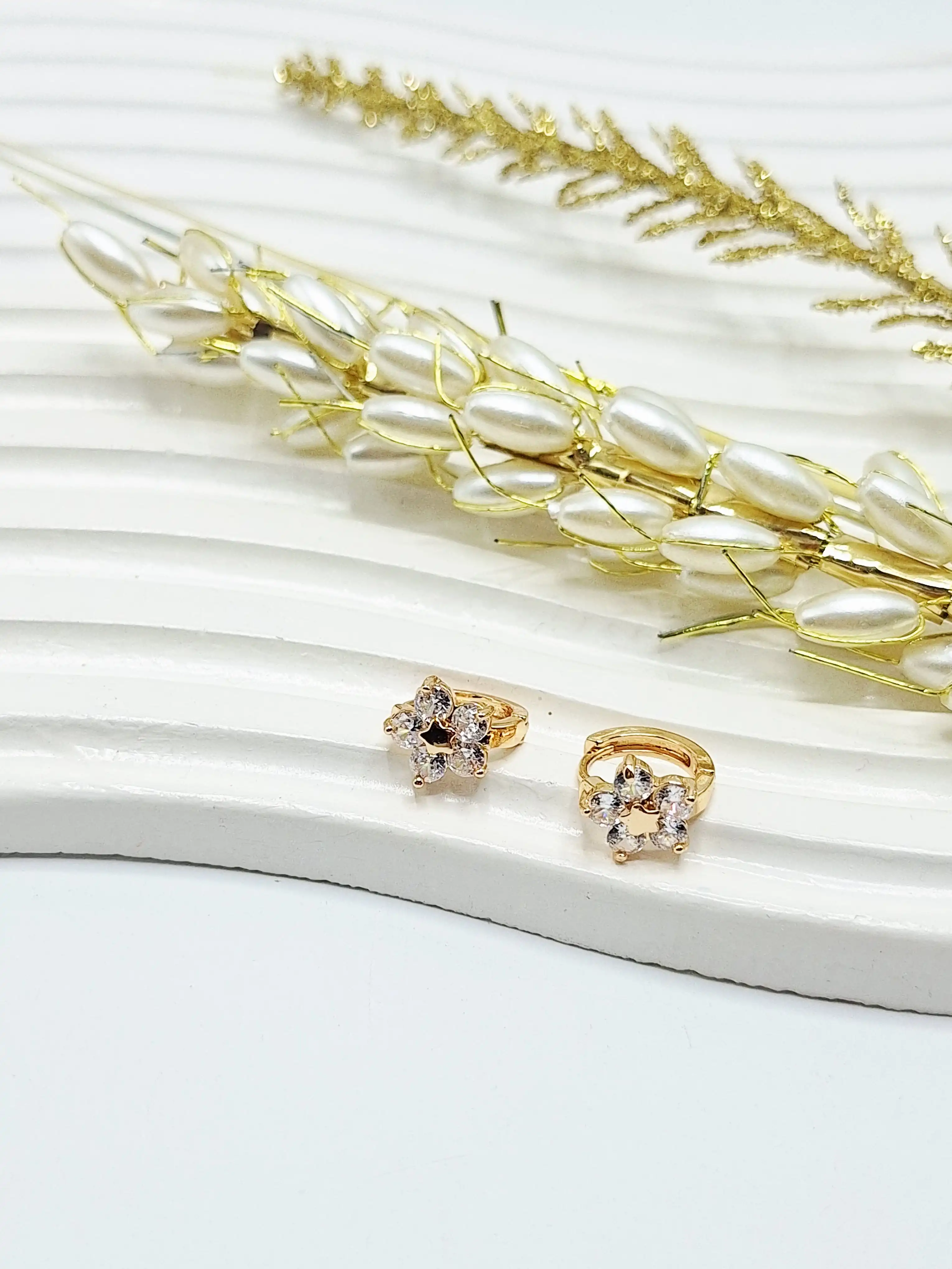 گوشواره قفلی طرح گل فوق نگین طلایی