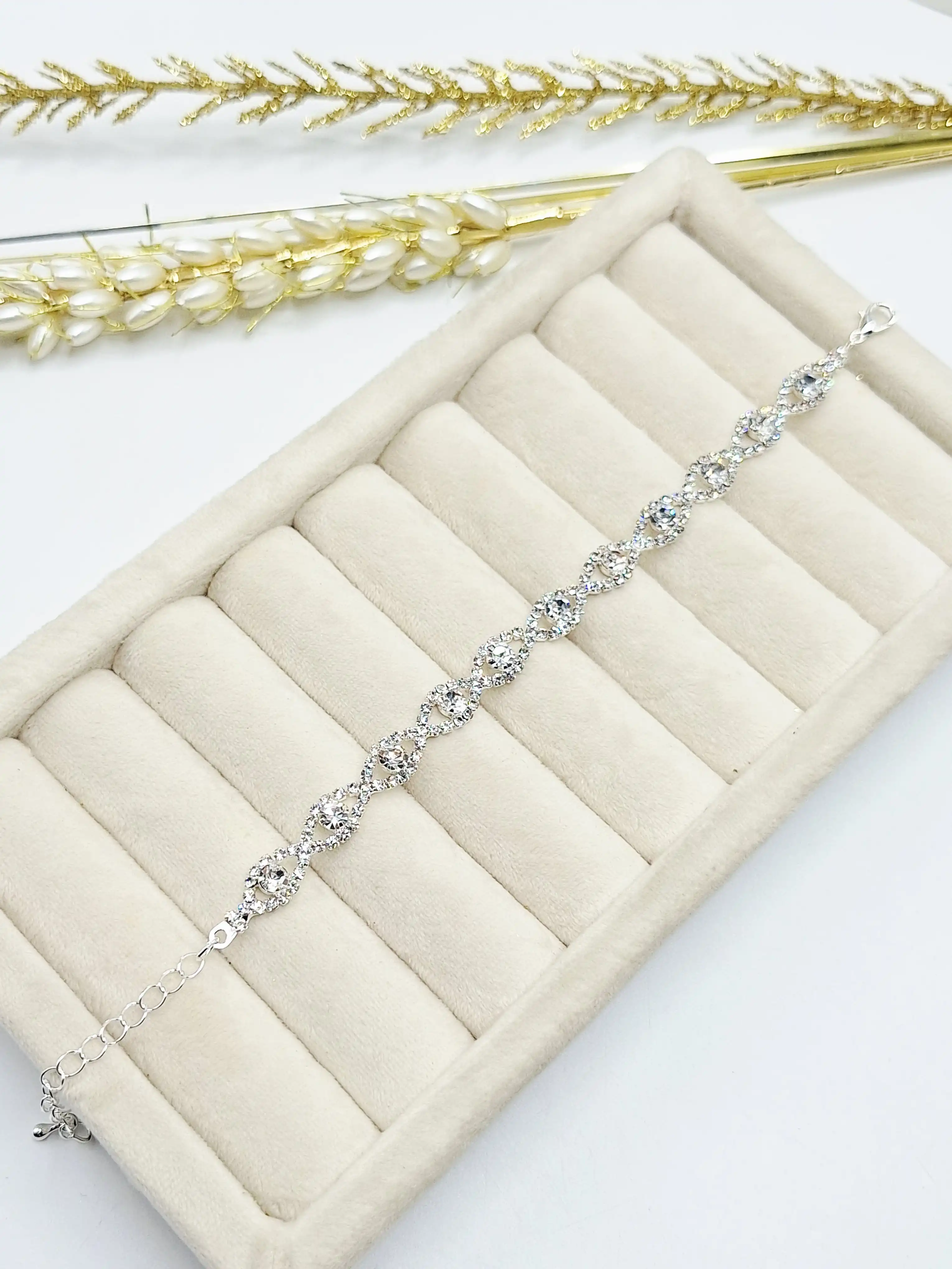دستبند مجلسی فوق العاده  شیک پر زرق و برق طرح دوم